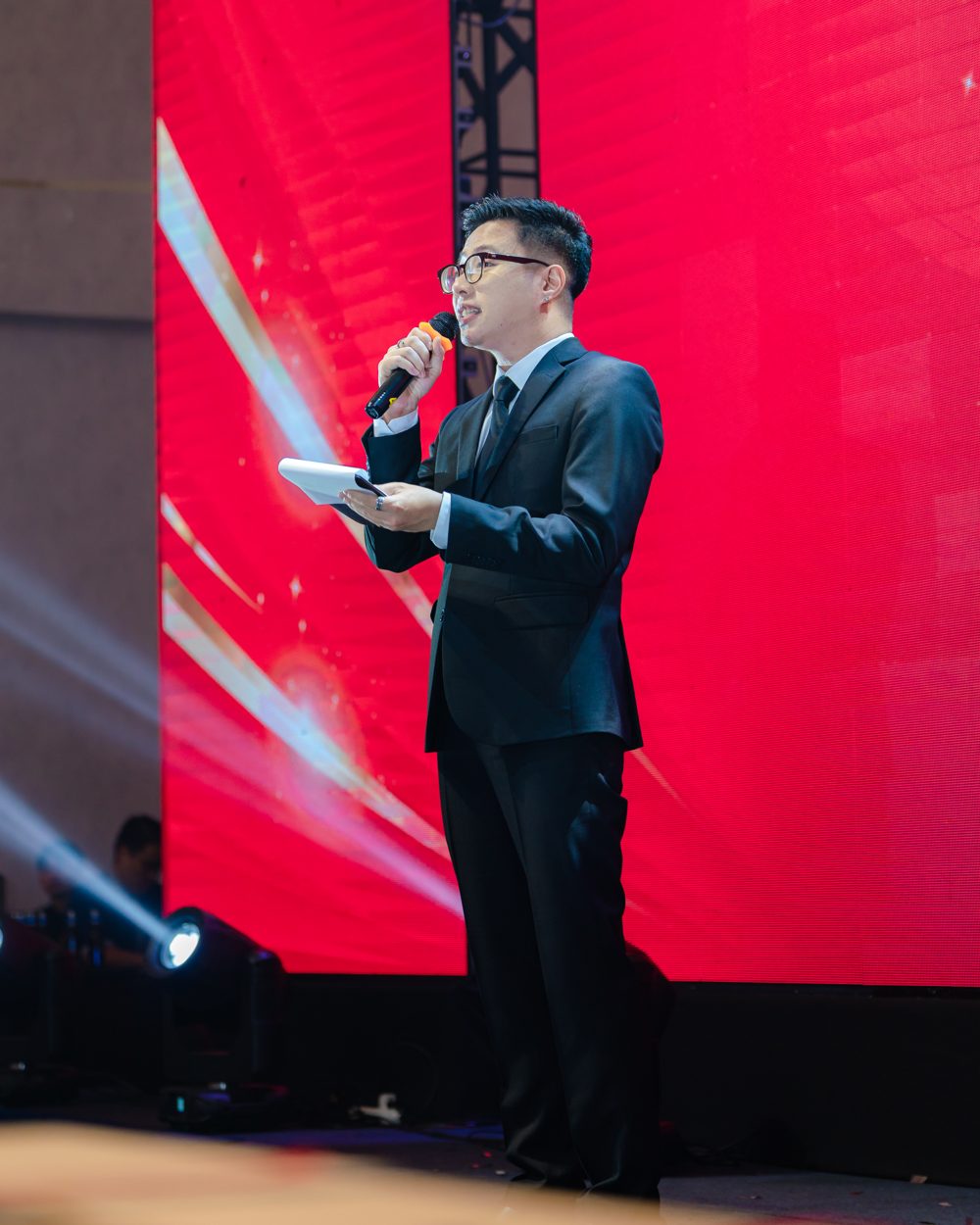 MC Đức Hoàng dẫn chương trình trên sân khấu